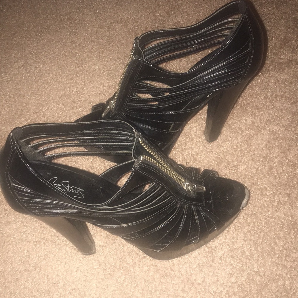 Black pumps